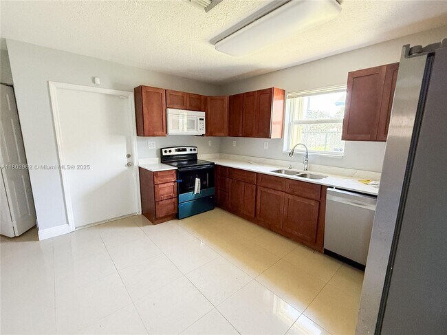 181 NE 35th Ct in Oakland Park, FL - Building Photo - Building Photo