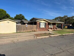 2401 21st St in Lubbock, TX - Building Photo - Building Photo