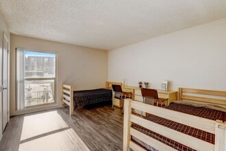 University Court in Davis, CA - Foto de edificio - Building Photo