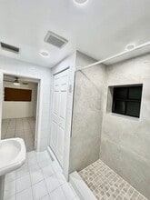 649 W 14th St, Unit 649 W 14th st Hialeah ,FL in Hialeah, FL - Foto de edificio - Building Photo