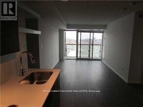 400 Adelaide St E in Toronto, ON - Building Photo - Building Photo