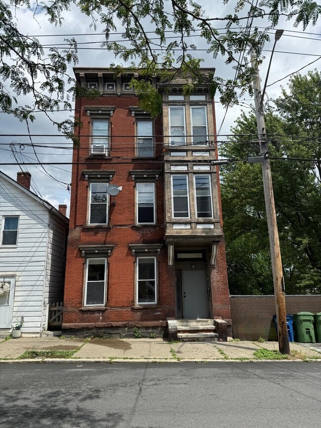 164 Main St, Unit #1R