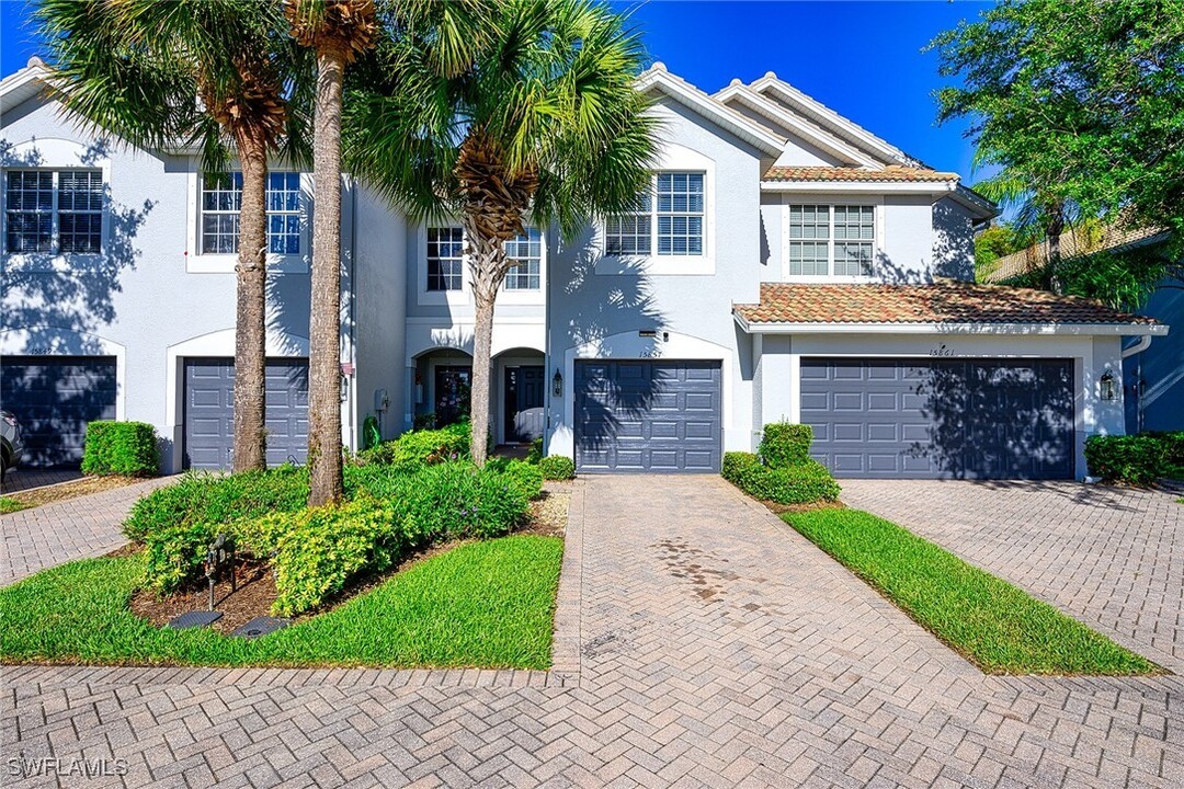 15857 Marcello Cir in Naples, FL - Foto de edificio