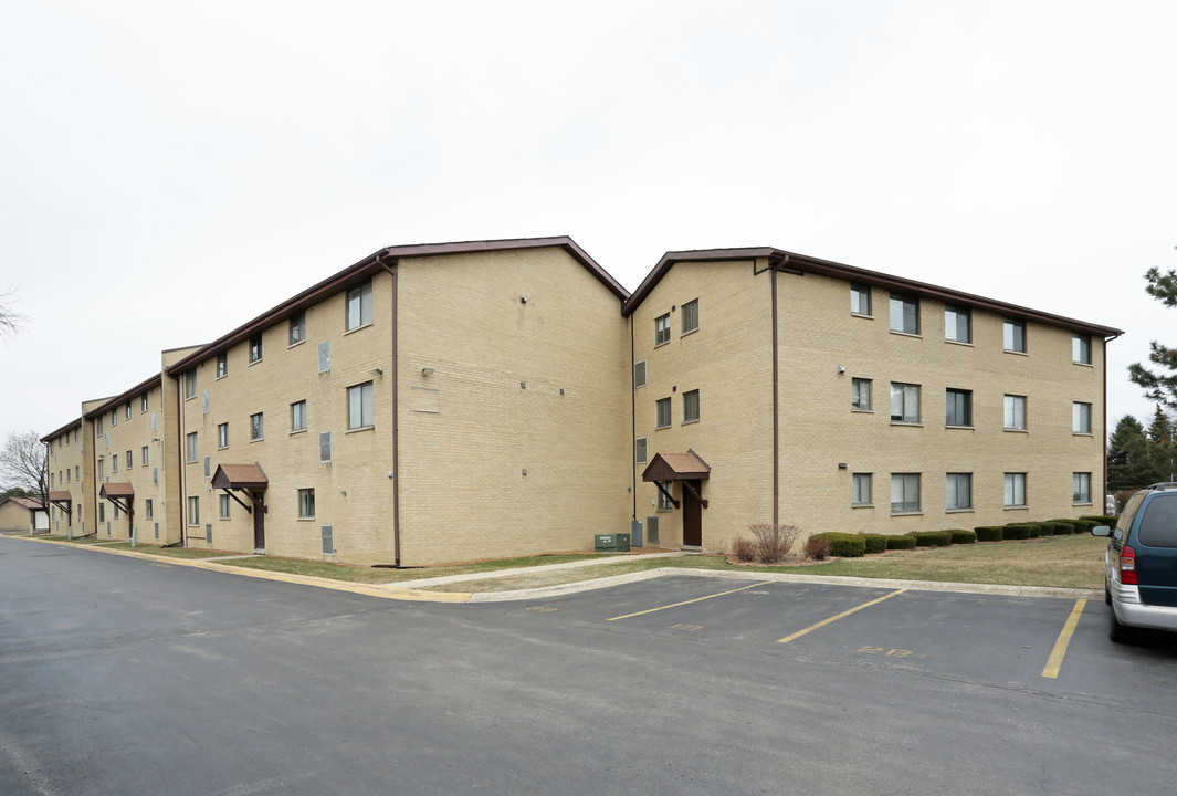 St. Charles Condominiums in Bensenville, IL - Foto de edificio