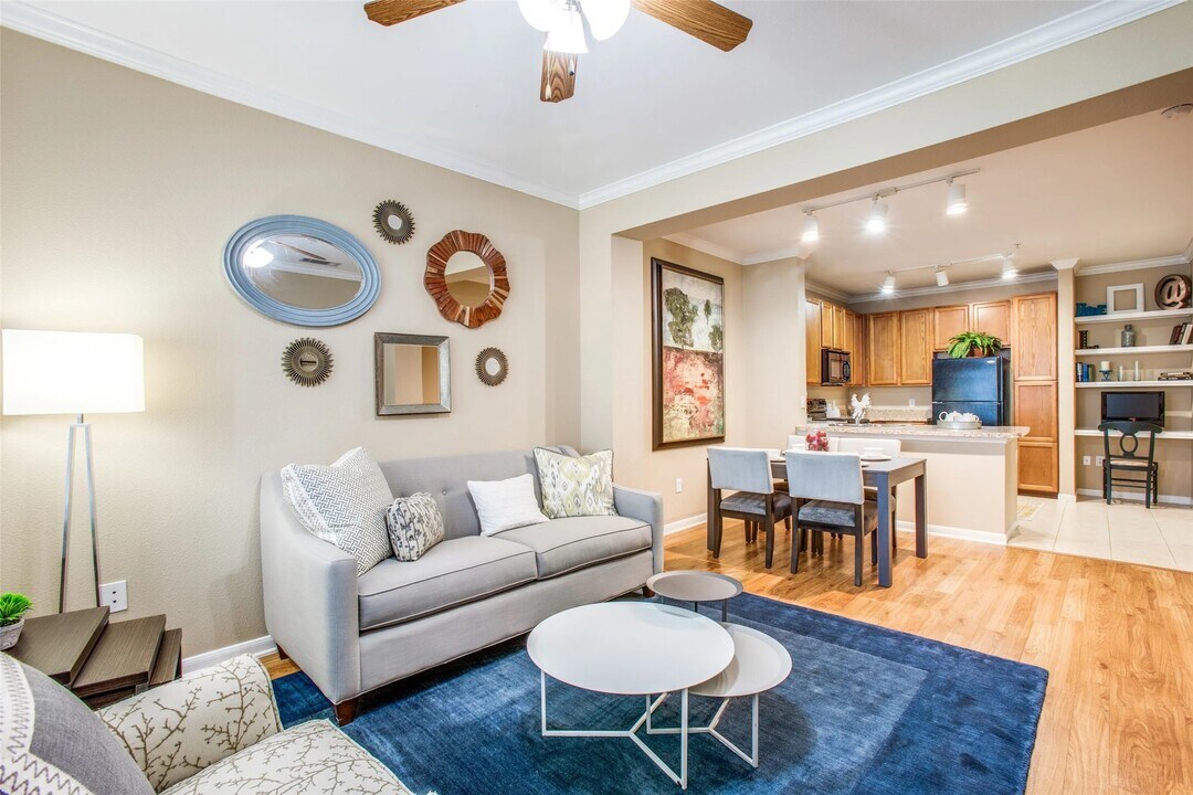 10221 Centrepark Dr in Houston, TX - Building Photo