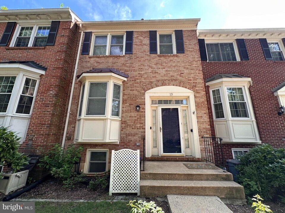 13 Carriage House Cir in Alexandria, VA - Building Photo