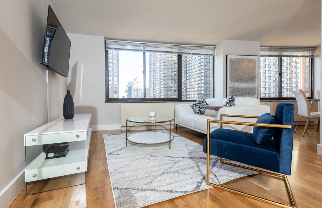 175 E 96th St in New York, NY - Building Photo