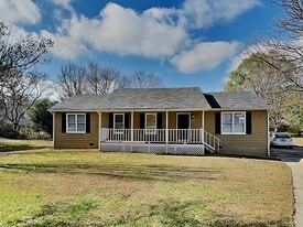 308 Rebecca Ct in Stockbridge, GA - Building Photo