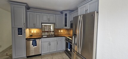 2542 Riverside Dr, Unit 214 in Coral Springs, FL - Building Photo - Building Photo