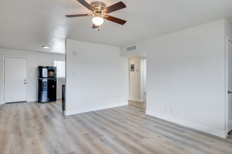 The Beverly V Apartments in Phoenix, AZ - Building Photo - Interior Photo