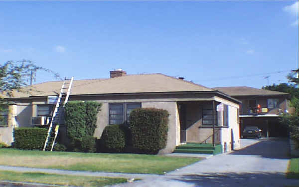 8620 Evergreen Ave in South Gate, CA - Building Photo