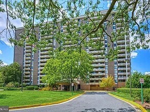1800 Old Meadow Rd, Unit #1520 in McLean, VA - Foto de edificio - Building Photo