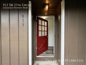 913 SW 27th Cir in Troutdale, OR - Building Photo - Building Photo