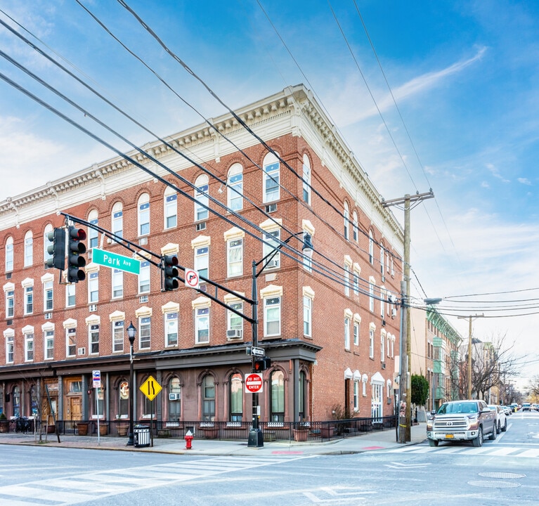 213 14th St in Hoboken, NJ - Building Photo