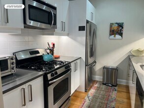 10 Slocum Pl in Brooklyn, NY - Building Photo - Building Photo