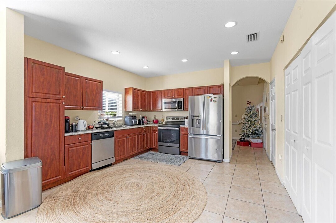 3069 NW 30th Pl in Oakland Park, FL - Building Photo