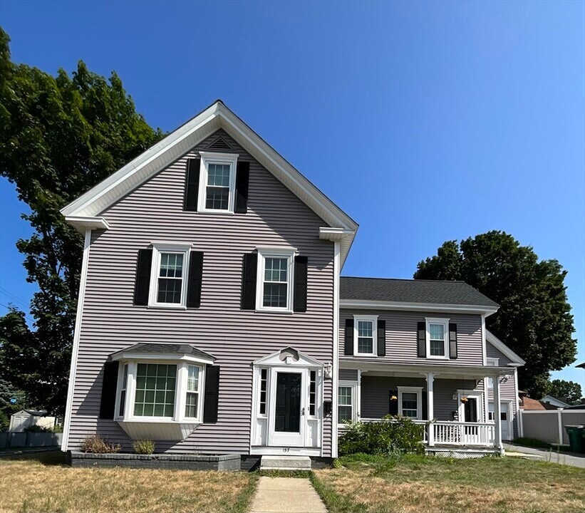 137 Pine St in Fitchburg, MA - Building Photo