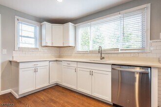 38 Christopher St-Unit -2 in Montclair, NJ - Building Photo - Building Photo
