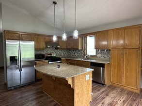 8551 Flamingo Dr in Chanhassen, MN - Foto de edificio - Building Photo