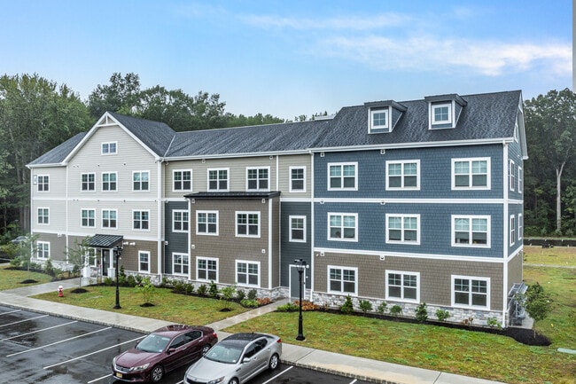 Henderson Square in Monmouth Junction, NJ - Foto de edificio - Building Photo