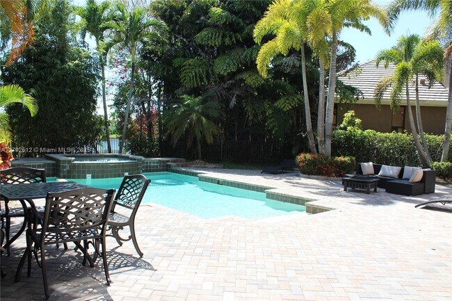 3501 Collonade Dr in Wellington, FL - Building Photo - Building Photo