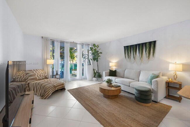 2301 Collins Ave in Miami Beach, FL - Foto de edificio - Building Photo