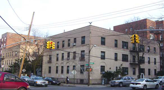 3705 Parsons Blvd in Flushing, NY - Foto de edificio - Building Photo