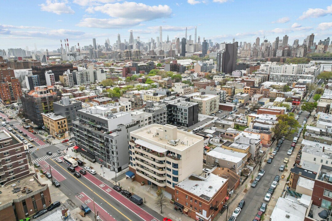 30-80-80 21st St in Queens, NY - Building Photo