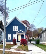 6902 Saint James St, Unit B in Wauwatosa, WI - Building Photo