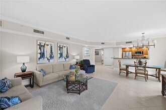 2748 Tiburon Blvd E in Naples, FL - Foto de edificio - Building Photo