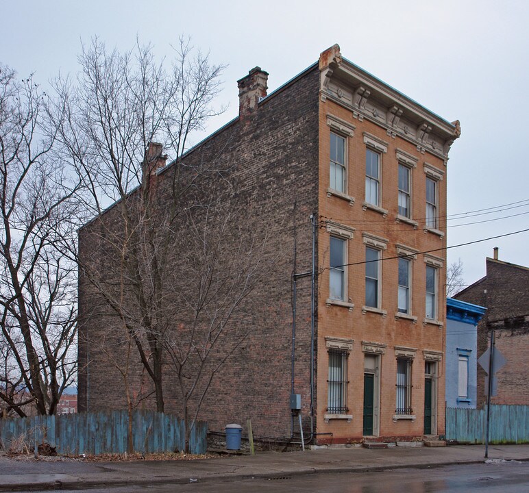 527 W McMicken Ave in Cincinnati, OH - Building Photo