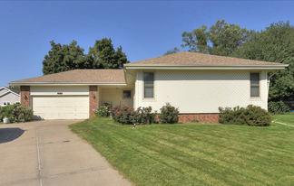 17119 Walnut Cir in Omaha, NE - Building Photo