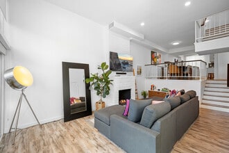 5435 Yarmouth Ave in Encino, CA - Foto de edificio - Building Photo