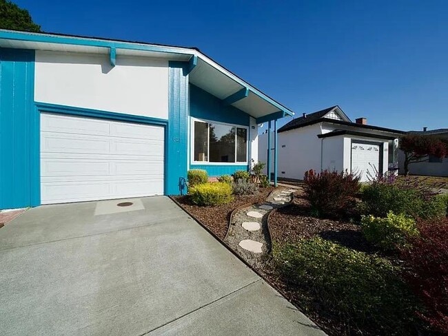621 Forest Lake Dr in Pacifica, CA - Building Photo - Building Photo