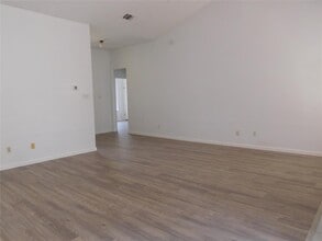 2202 Quiet Wood Dr in Austin, TX - Foto de edificio - Building Photo