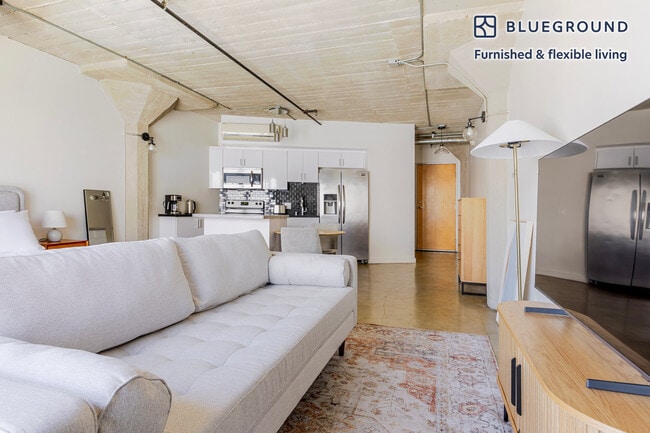 1617 Cosmo St in Los Angeles, CA - Building Photo - Building Photo