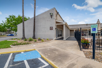 The Bay Club in Corpus Christi, TX - Building Photo - Building Photo