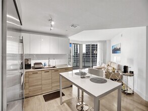 1300 Brickell Bay Dr, Unit 02 in Miami, FL - Building Photo - Building Photo