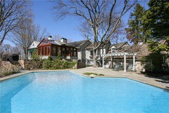 106 Old Stone Hill Rd in Pound Ridge, NY - Foto de edificio - Building Photo