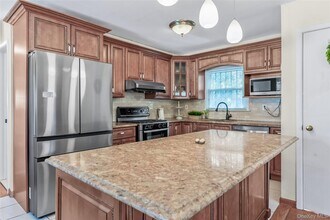 45 21 Iris Ln in Great Neck, NY - Building Photo - Building Photo