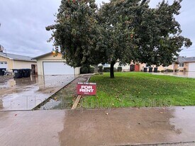 1439 W Evans Ave in Visalia, CA - Building Photo