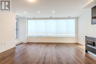 395 Dundas St W in Oakville, ON - Building Photo - Building Photo