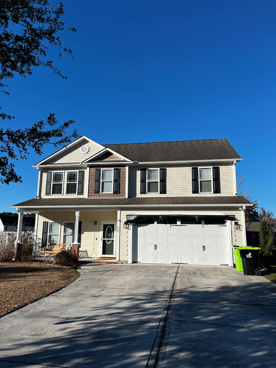 809 Fort Sumter Way in Swansboro, NC - Building Photo