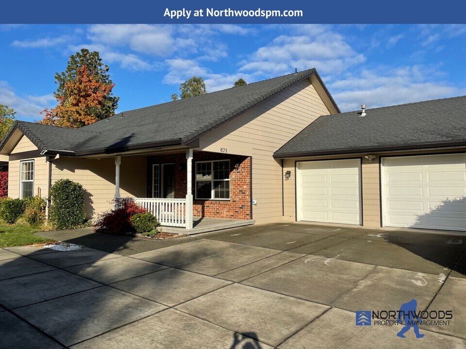 671 Silver Creek Dr in Central Point, OR - Building Photo