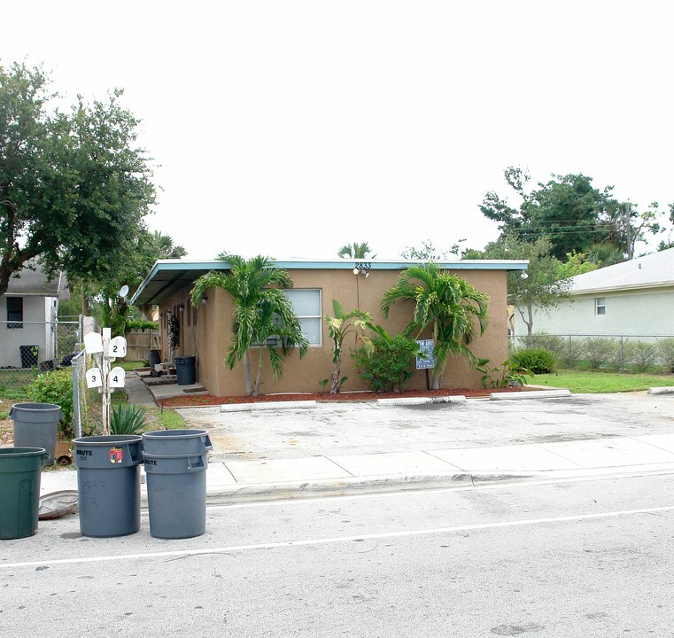 2833 NW 7th St in Fort Lauderdale, FL - Foto de edificio