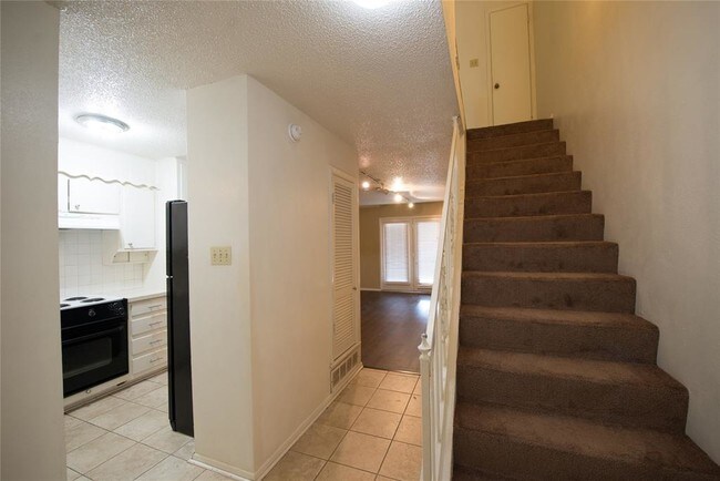 212 Wilshire Dr-Unit -D in Euless, TX - Building Photo - Building Photo
