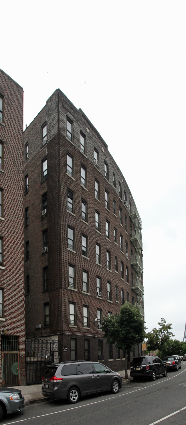 2 Adrian Ave in Bronx, NY - Foto de edificio - Building Photo