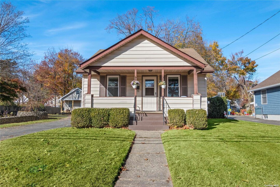 63 Railroad St in Huntington Station, NY - Building Photo