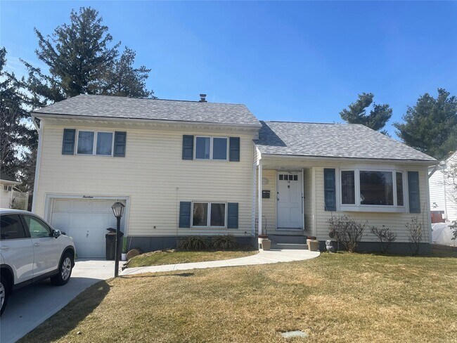14 Walden Ave in Jericho, NY - Building Photo - Building Photo