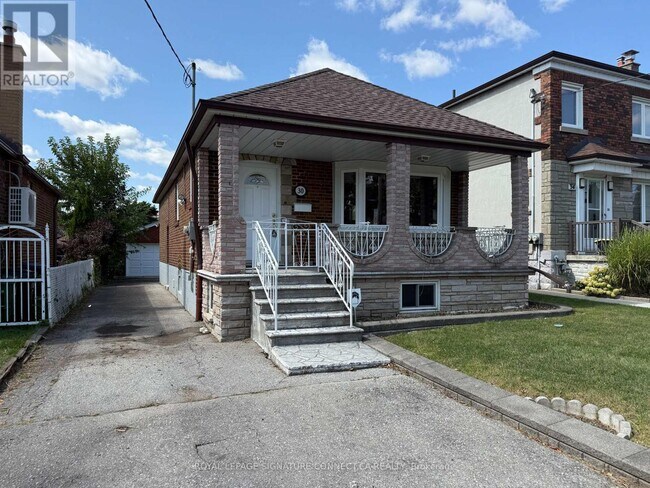 30 Snider Ave in Toronto, ON - Building Photo - Building Photo